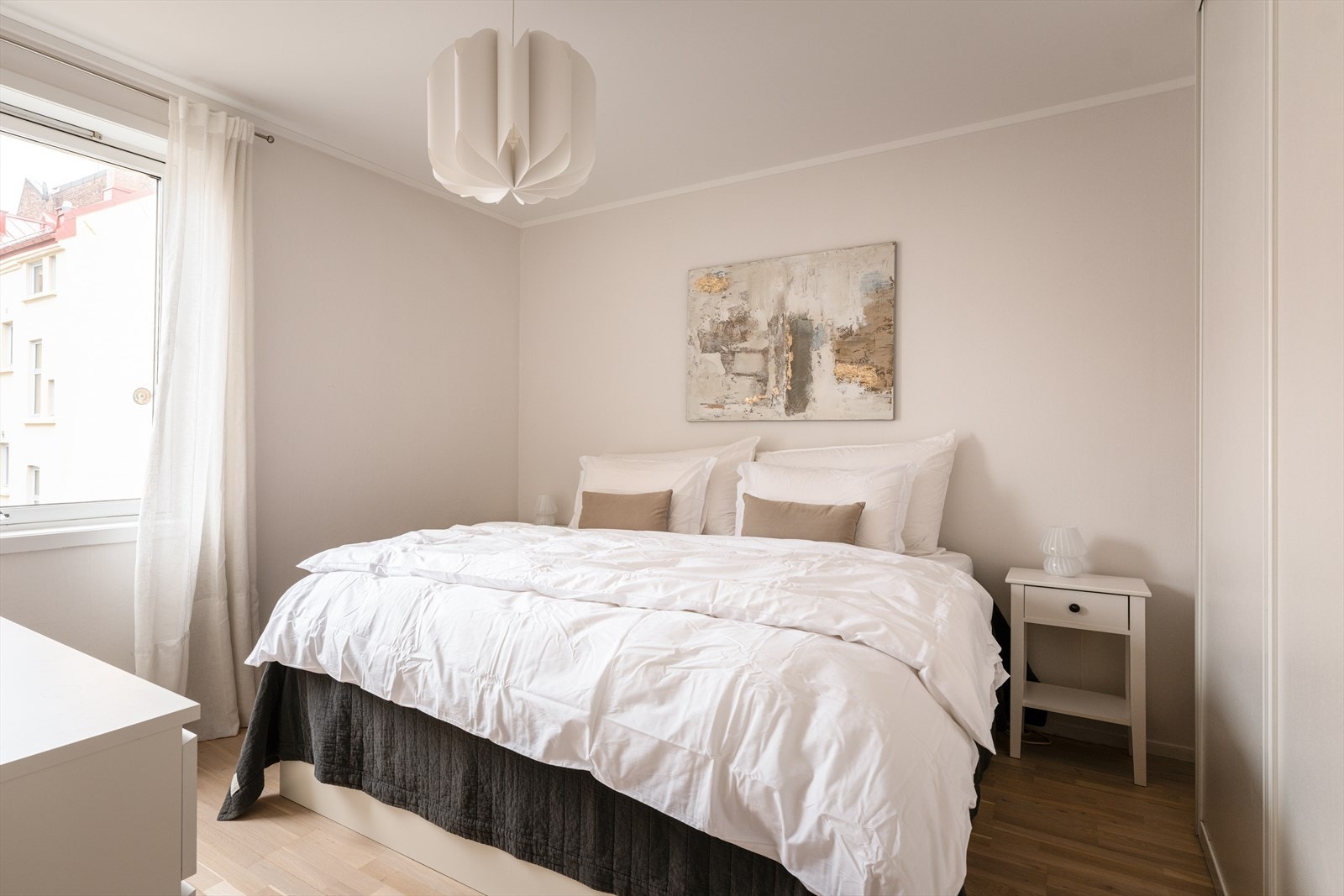 Hovedsoverommet har adkomst fra stuen og vender også mot bakgården. Galleribilde