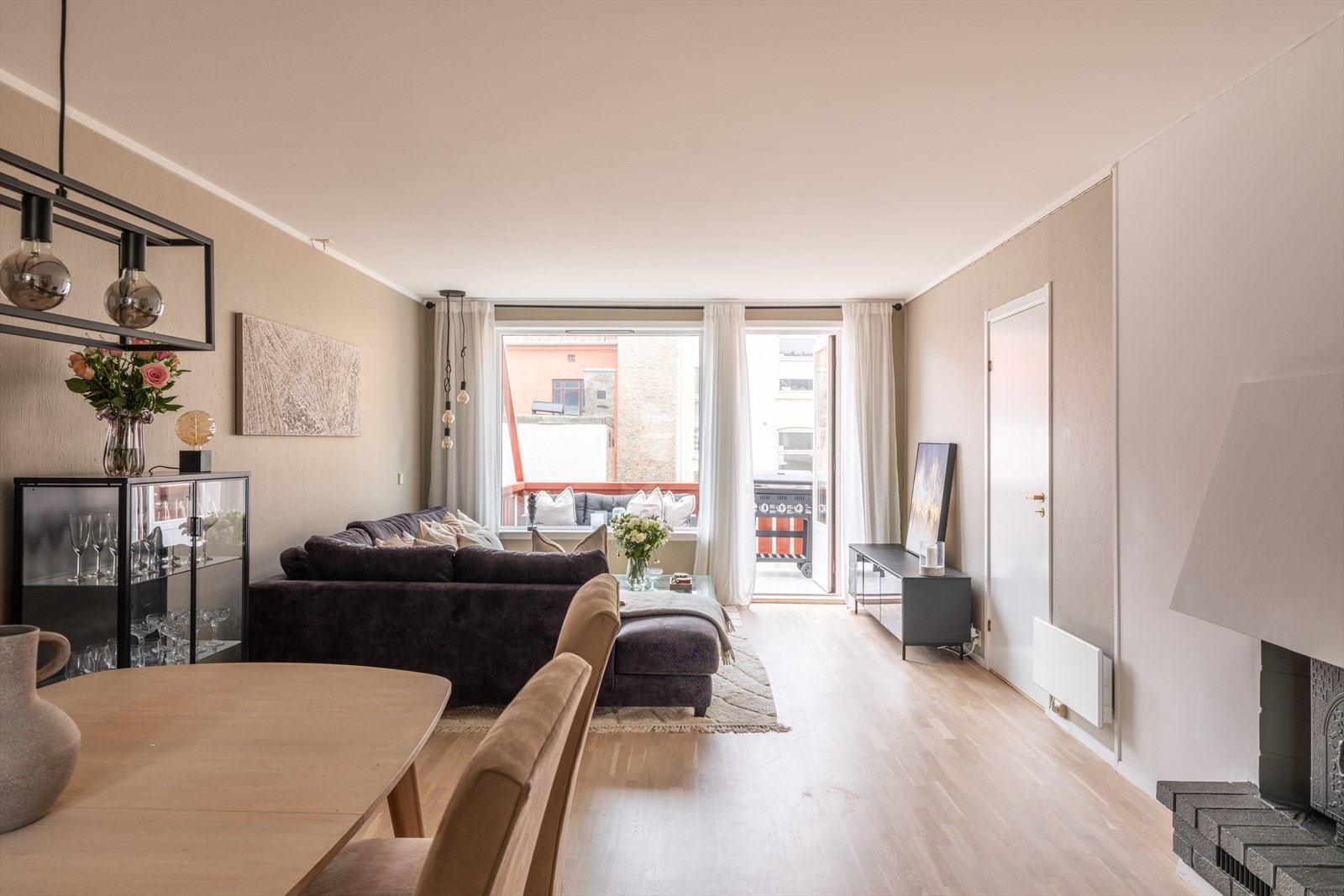 Gulvet er lakkert og slipt i 2026. Galleribilde