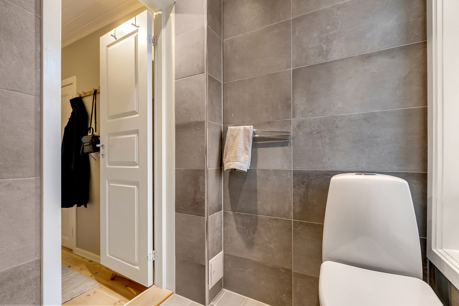 Downlights i taket med dimmer gir behagelig belysning, og vinduet bidrar med naturlig lys og god romfølelse. Galleribilde