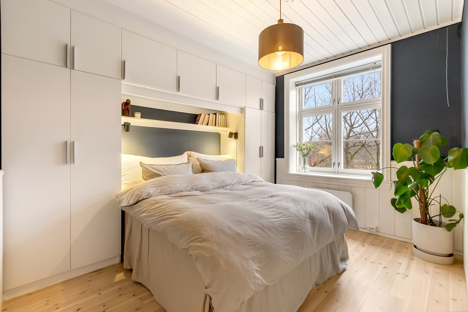 Soverommet fremstår som lunt og harmonisk med gode oppbevaringsløsninger i form av garderobeskap langs veggen. Galleribilde