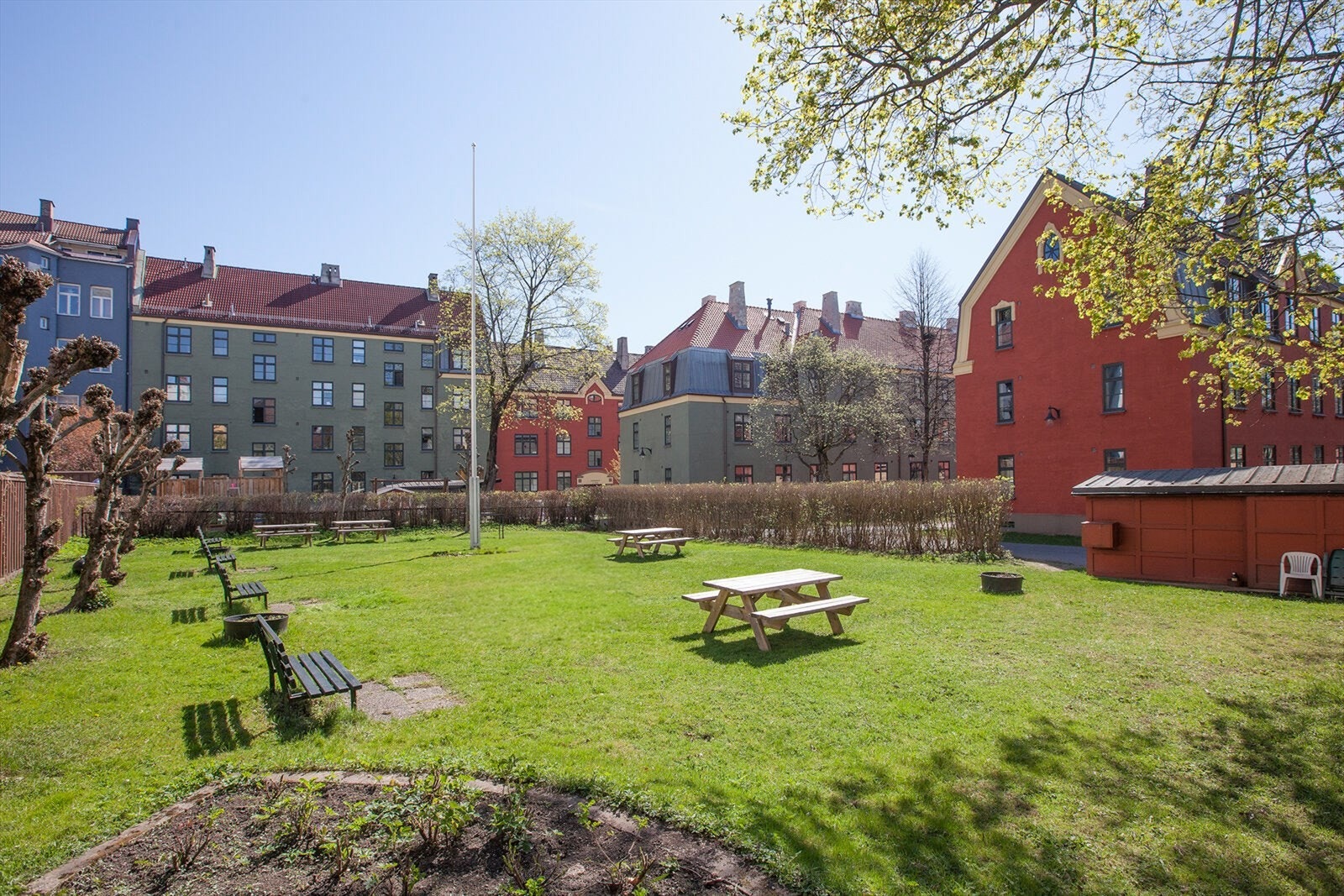 Idylisk bakgård! Her arrangeres det ulike eventer som julegrantenning, meditasjon og loppemarked. Galleribilde