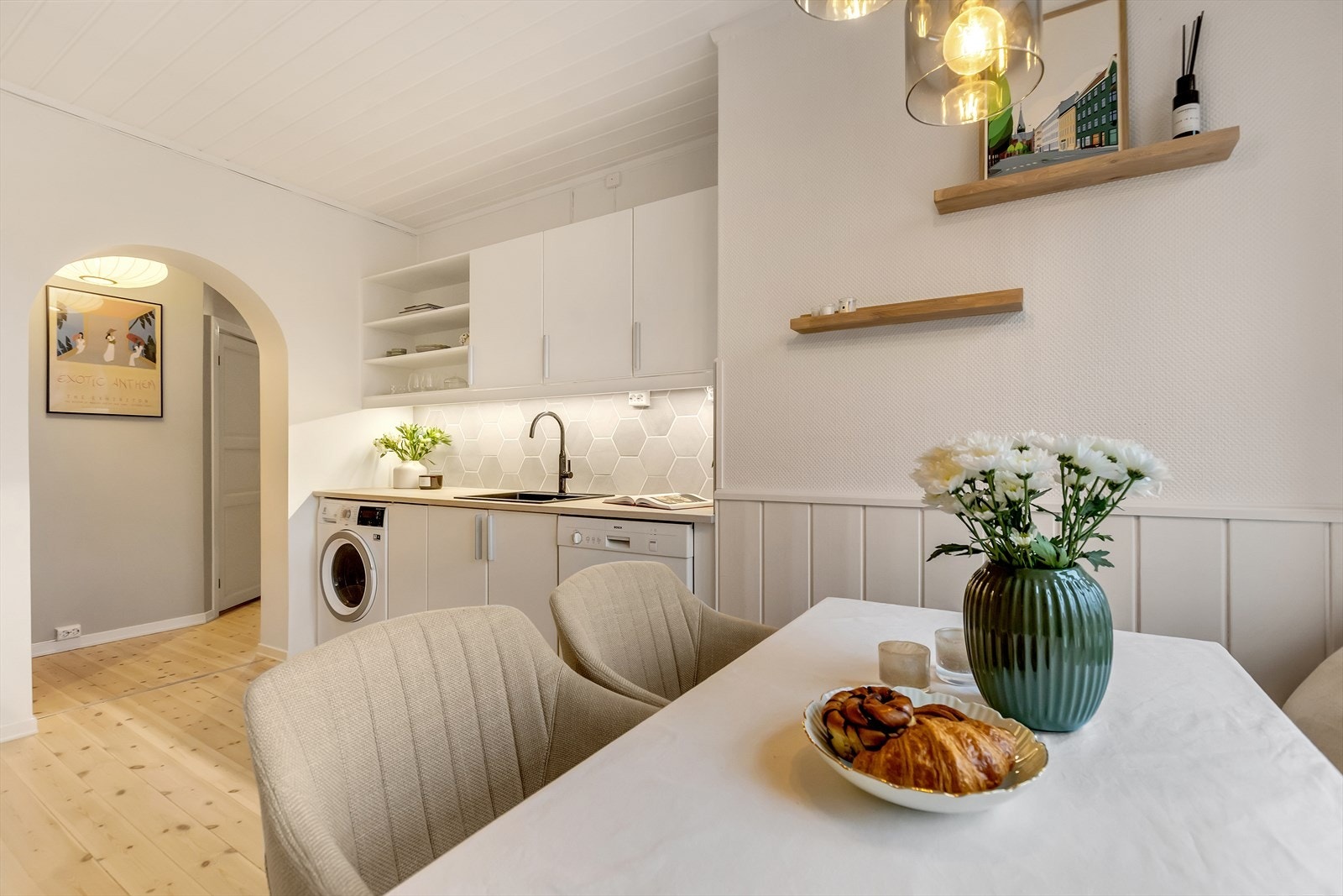 Ved vinduet er det god plass til spisebord som gir en hyggelig spiseplass med godt dagslys. Galleribilde