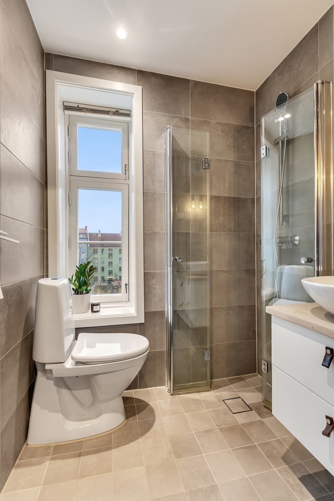 Moderne og flislagt bad pusset opp i 2018 av Ringen Rørservice AS. Galleribilde