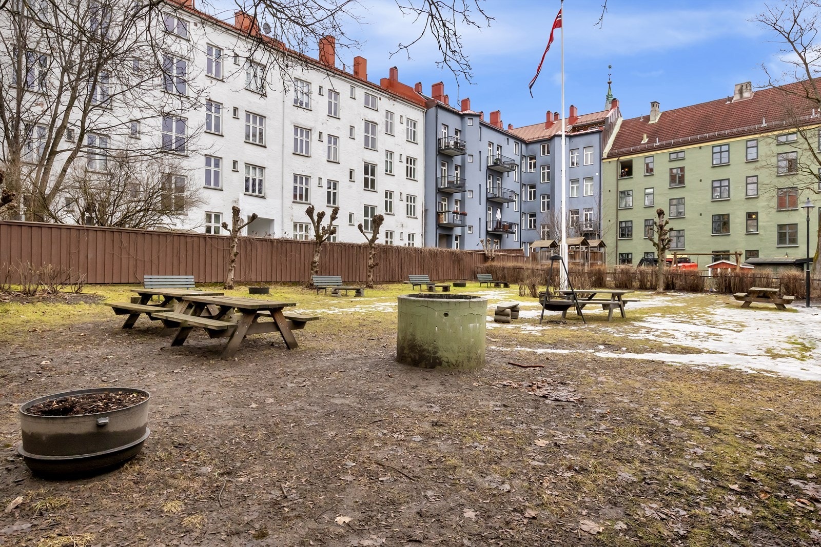 I bakgården er det utstyrt med ulike sitteplasser, bålpanne og beplantning. Galleribilde