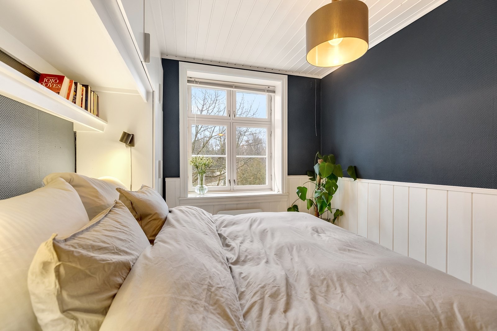 Rommet har plass til dobbeltseng og oppleves lyst og trivelig med vindu som slipper inn rikelig med naturlig lys. Galleribilde