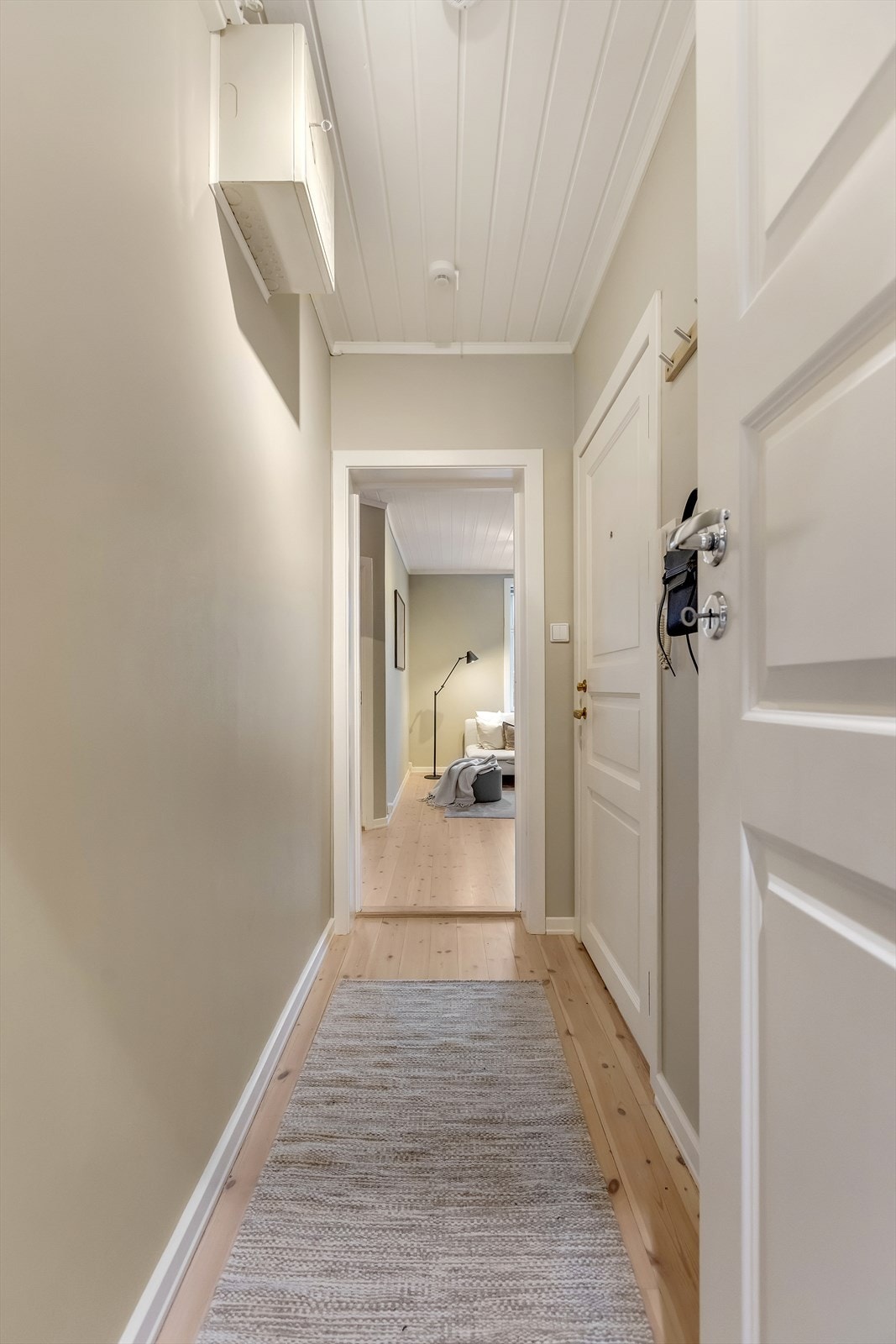 Her er det plass til oppheng av yttertøy samt praktisk oppbevaring. Galleribilde