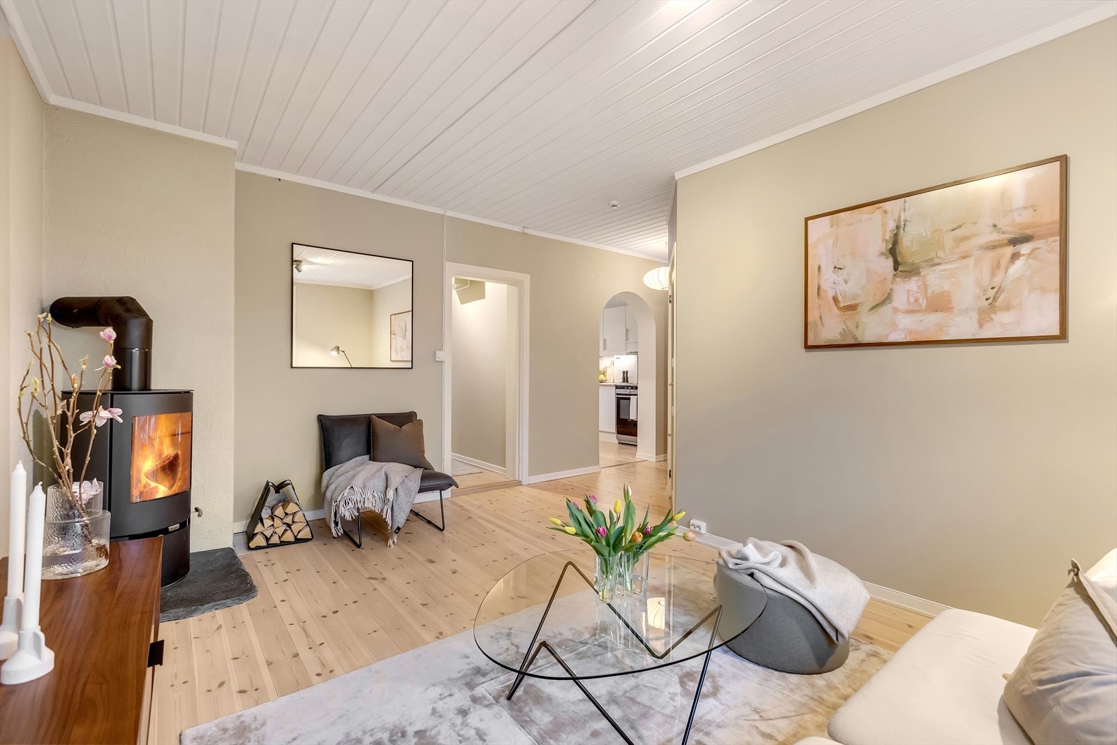 Boligen har et harmonisk og stilrent uttrykk, gjennomgående tregulv og store vindusflater som gir en luftig og behagelig atmosfære. Galleribilde