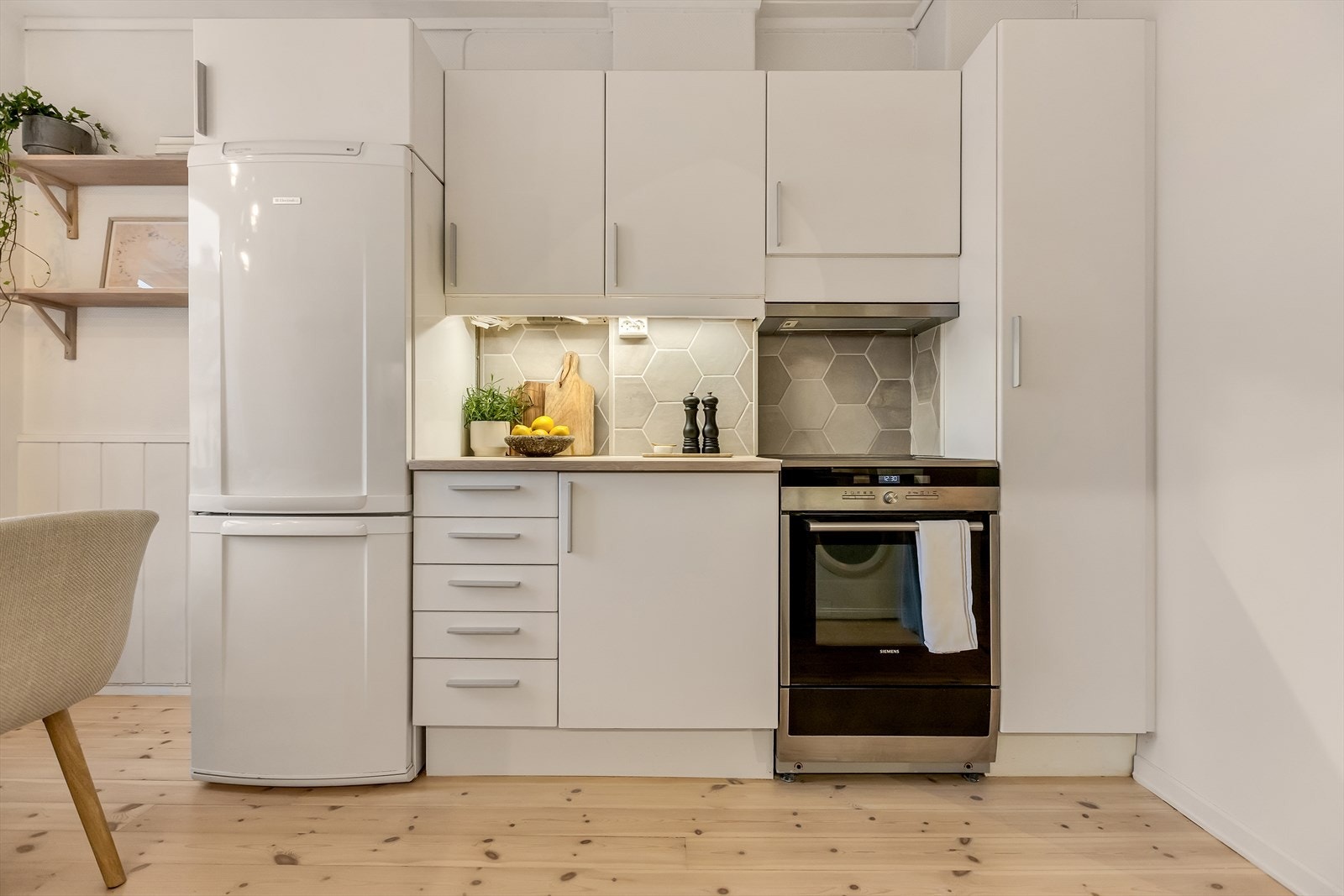 Kjøkkenet har mye oppbevaringsplass gjennom benkeplass og skaper. Det er kullfiltervifte over komfyr. Galleribilde