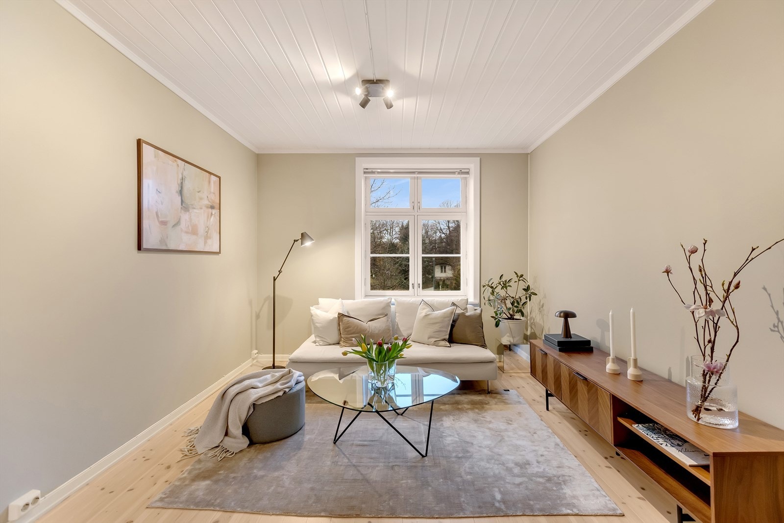 Lys og romslig stue med gode møbleringsmuligheter og store vindusflater som slipper inn rikelig med naturlig lys. Galleribilde