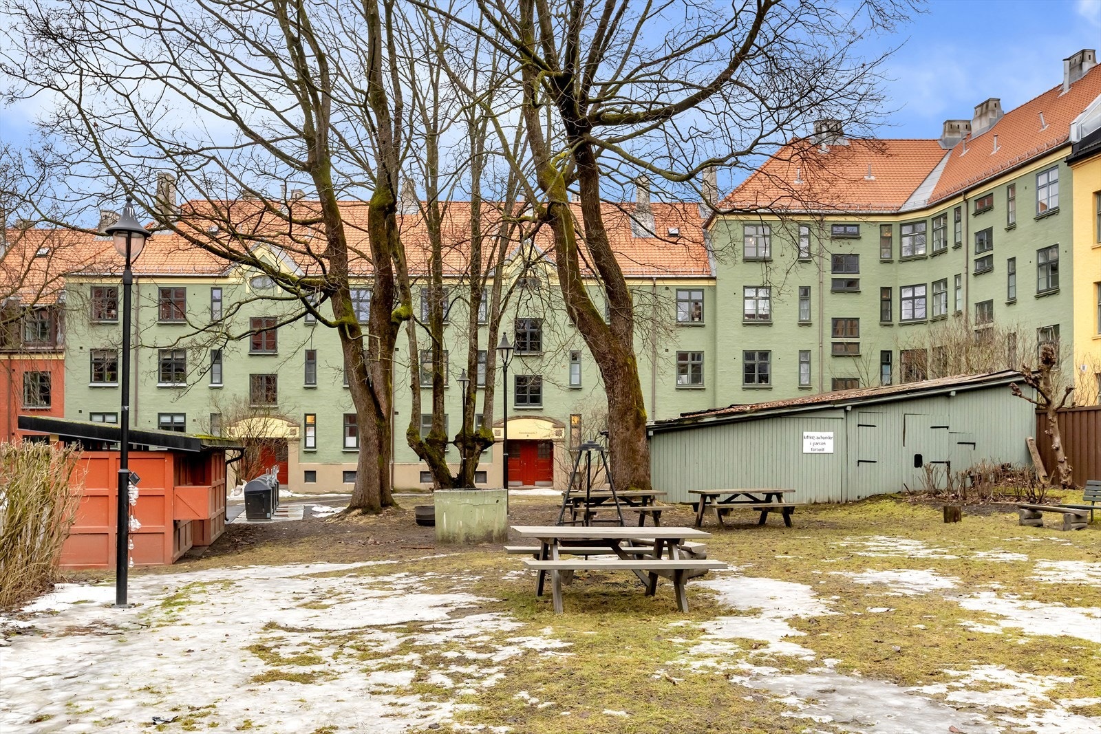 Bakgård. Galleribilde