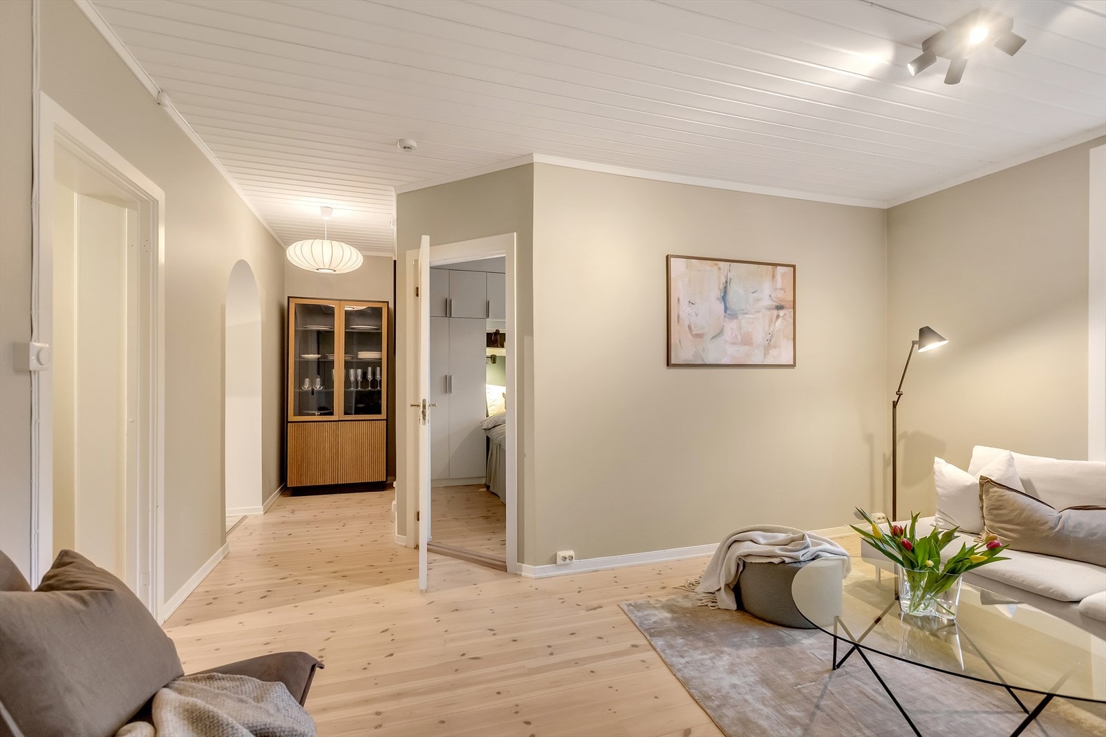 Stuen har god plass til både sofagruppe og TV-løsning, og ligger i naturlig tilknytning til kjøkkenet. Galleribilde