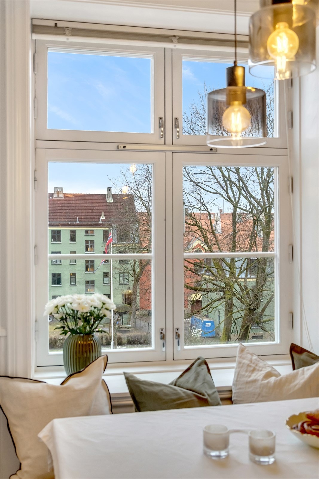 Utsikt over bakgården mens man spiser frokosten sin. Galleribilde