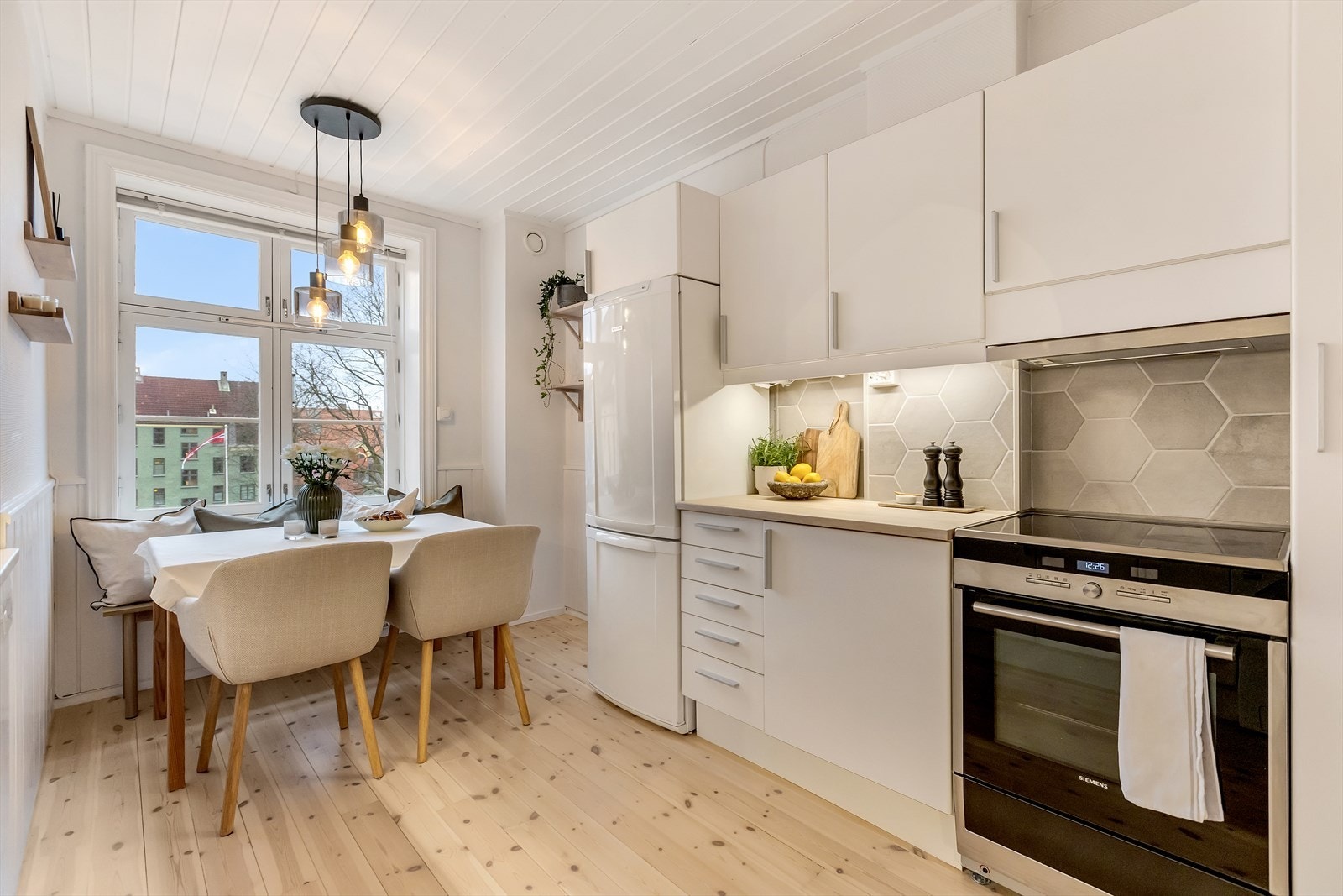 Det er fliser mellom over- og underskap samt lys/lyslist under overskap som gir godt arbeidslys. Galleribilde