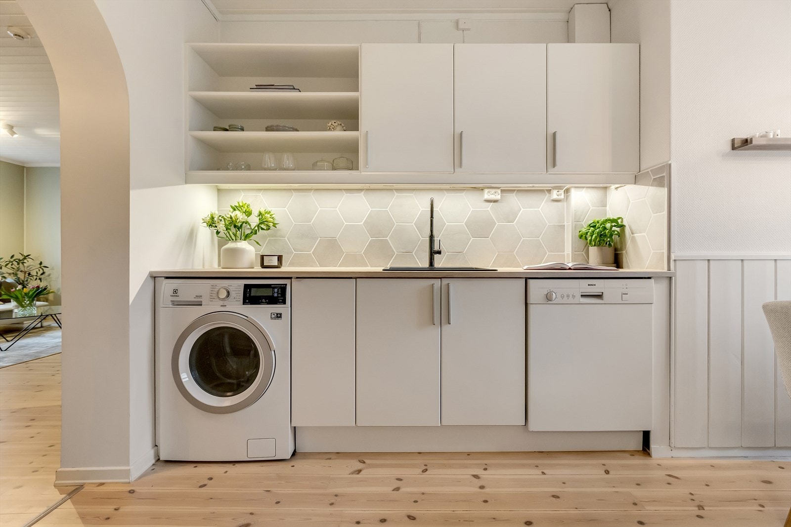 Kjøkkenet er utstyrt med kum med ettgreps blandebatteri og opplegg for vaskemaskin og oppvaskmaskin. Galleribilde