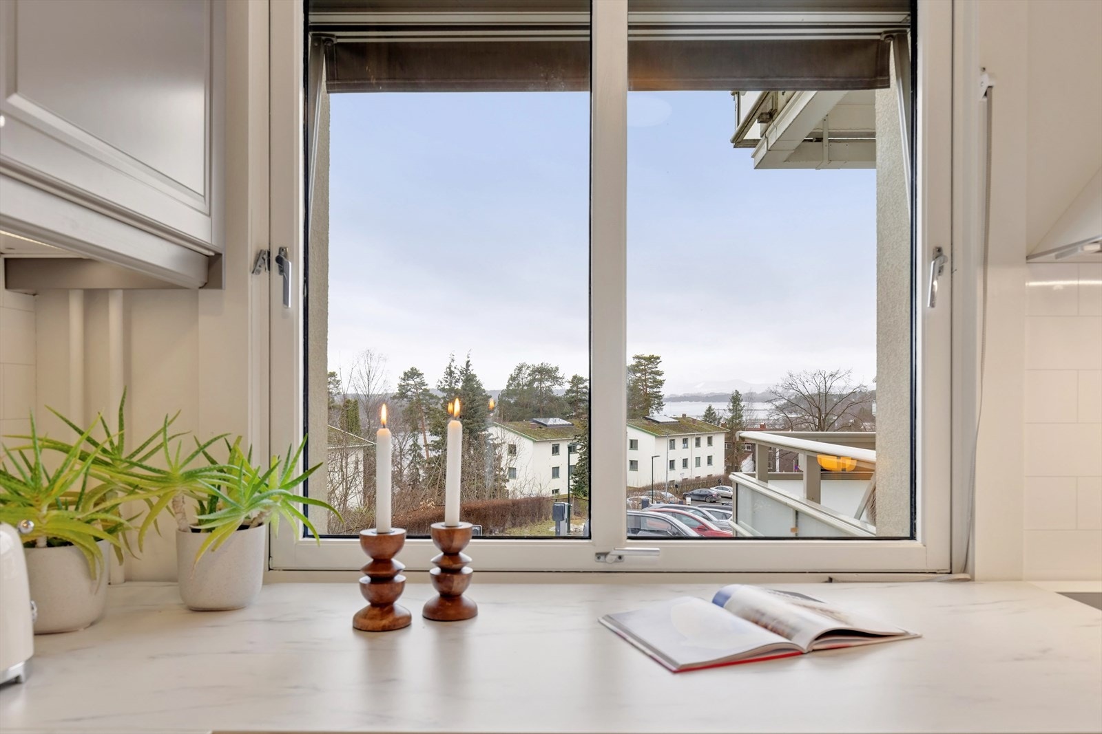 Tilrettelagt for spiseplass på kjøkkenet. Nyt denne utsikten ved et raskt måltid på kjøkkenet, eller bare en kaffekopp en rolig morgen. Galleribilde