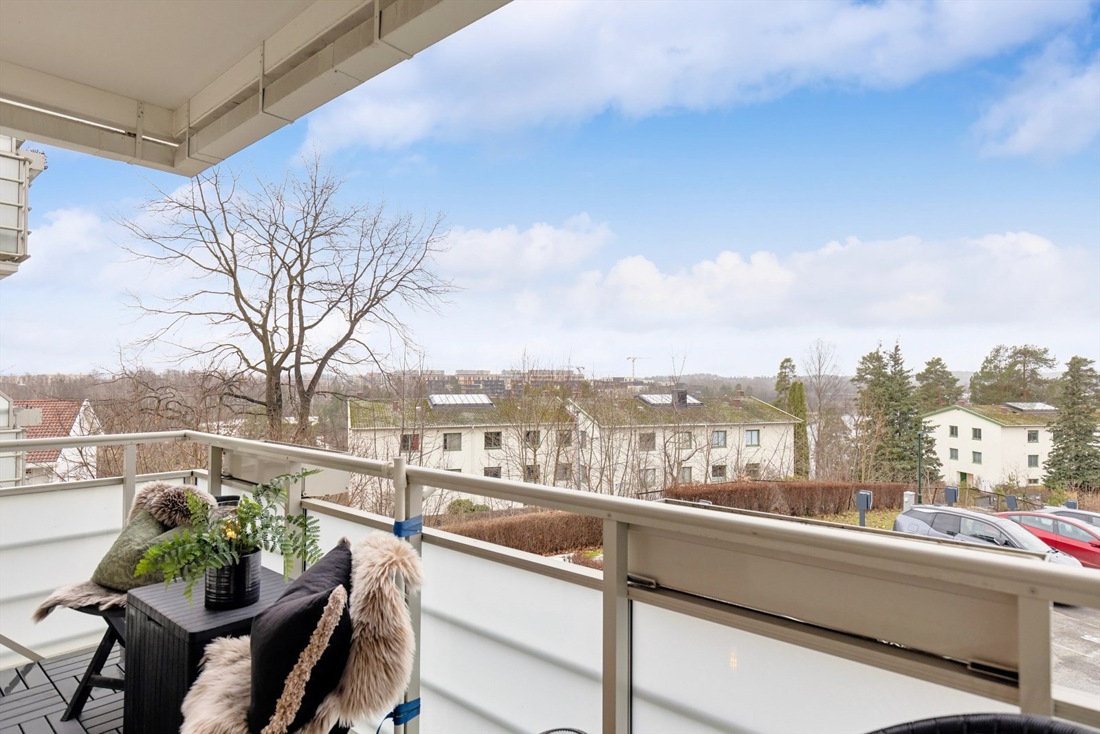 Overbygget balkongen på 8 m², som er vendt mot sydvest. Dette er et herlig uterom med gode solforhold og god plass til utemøbler og grill. Galleribilde