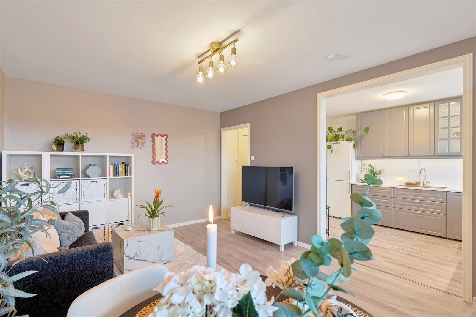 Åpent og lyst allrom med store vindusflater som sikrer godt med dagslys. Galleribilde