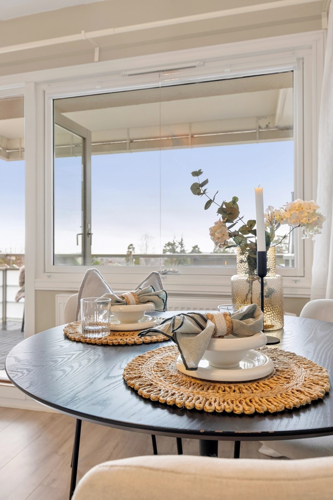 Sone for spisestue er godt plassert ved kjøkken og de store, gode vindusflatene byr på den fantastiske utsikten. Inviter venner og familie til hyggelige måltider. Galleribilde