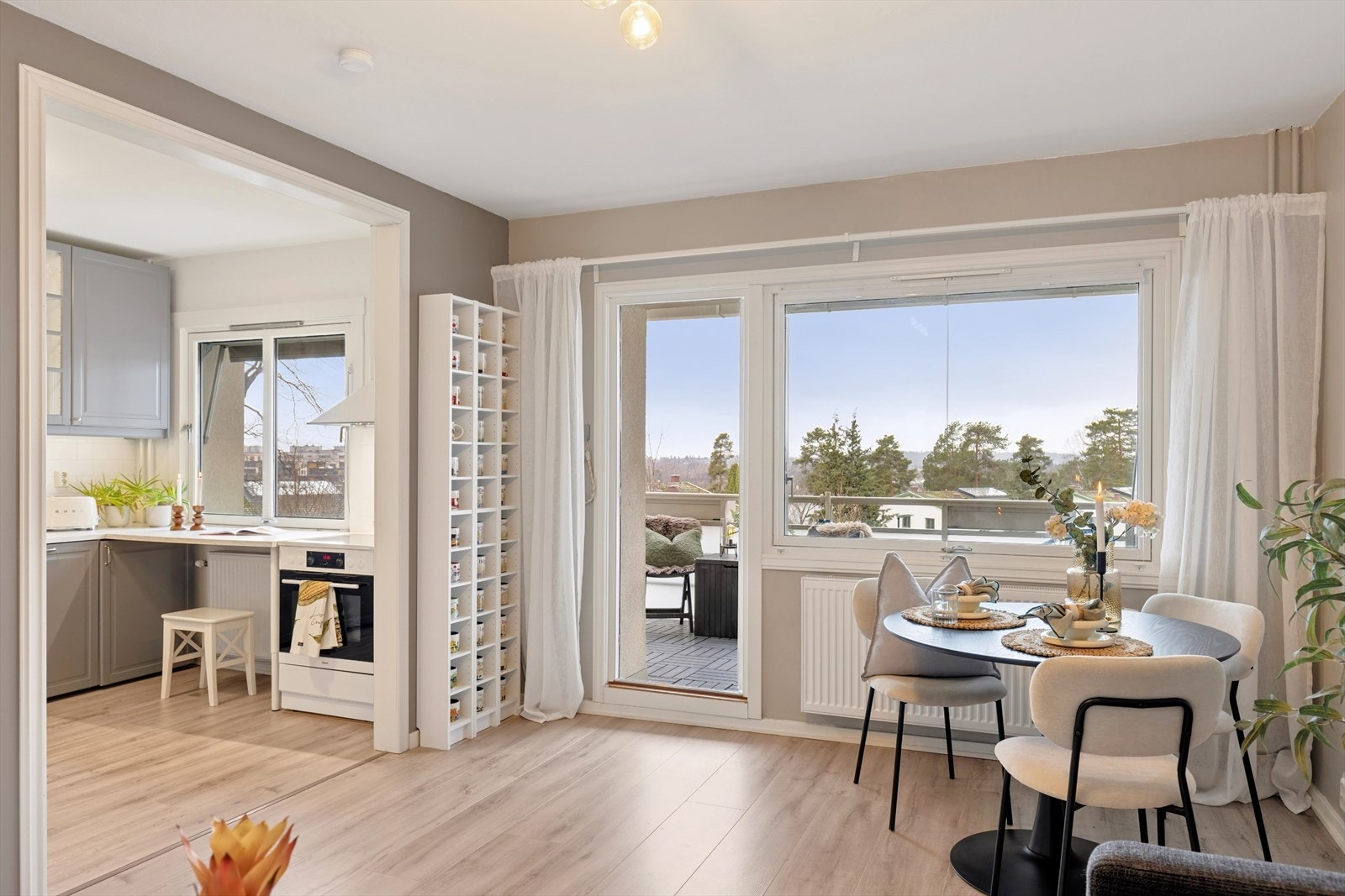 Leiligheten varmes opp via vannbåren varme. Varmtvann og oppvarming er inkludert i felleskostnadene. Galleribilde