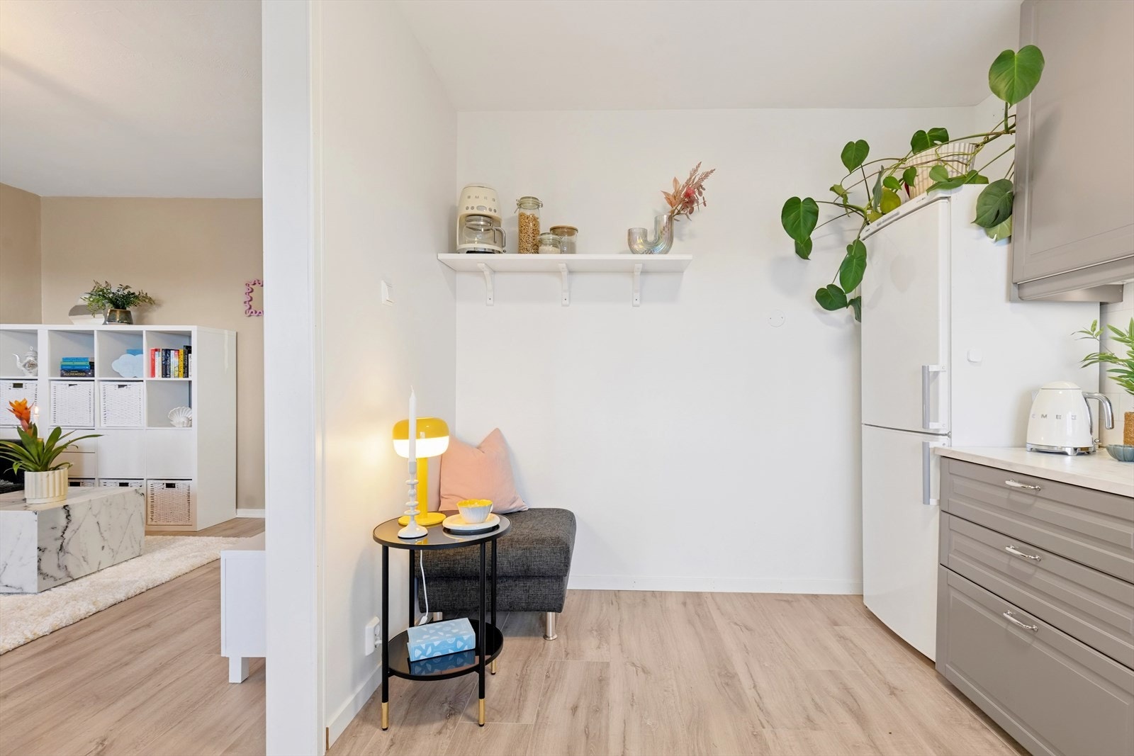 Det er fortsatt god plass på kjøkkenet om man ønsker mer oppbevaring eller benkeplass. Galleribilde