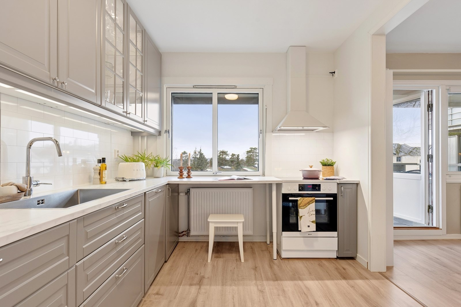 Kjøkkenet er svært romslig og med masse skap og benkeplass. Av utstyr finnes det kjøl/fryseskap, oppvaskmaskin, og komfyr. Galleribilde