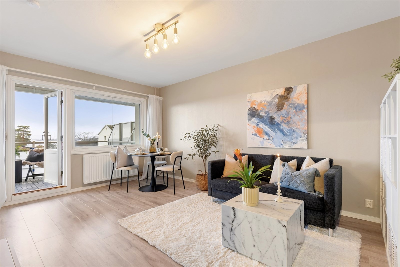 Romslig og lyst allrom med åpen stue/kjøkken løsning. Rikelig med plass til å møblere for spiseplass og sofa-lounge. Galleribilde