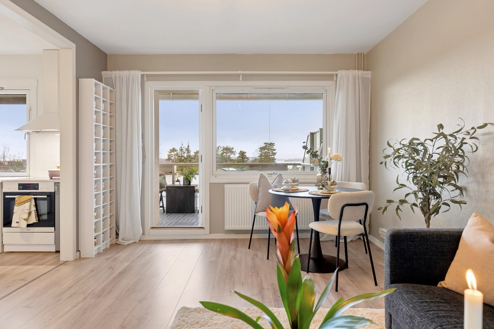 Den herlige utsikten får man fra stue, kjøkken og soverom. Galleribilde