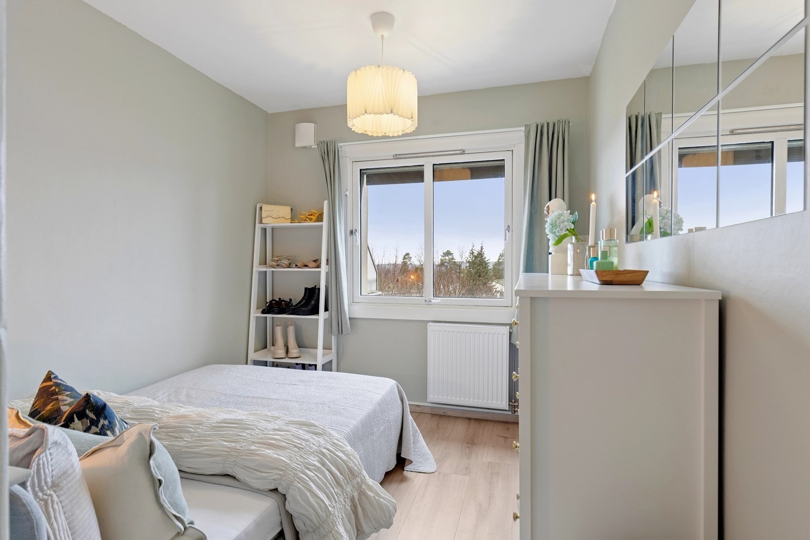 Soverommet vender også pent ut mot fjorden og stille gate. God plass til seng og garderobeløsning. Galleribilde