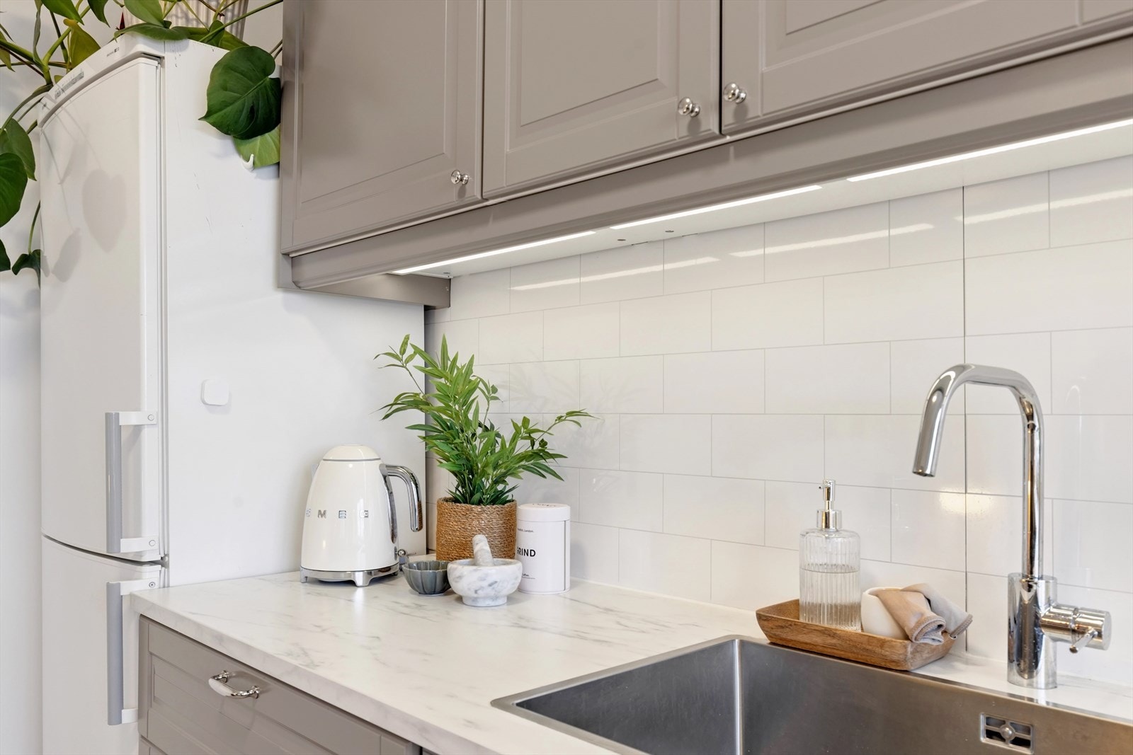 For ekstra trygghet er det installert både komfyrvakt og vannstoppsystem. Ventilasjonen sikres med kjøkkenventilator med avtrekk ut. Galleribilde