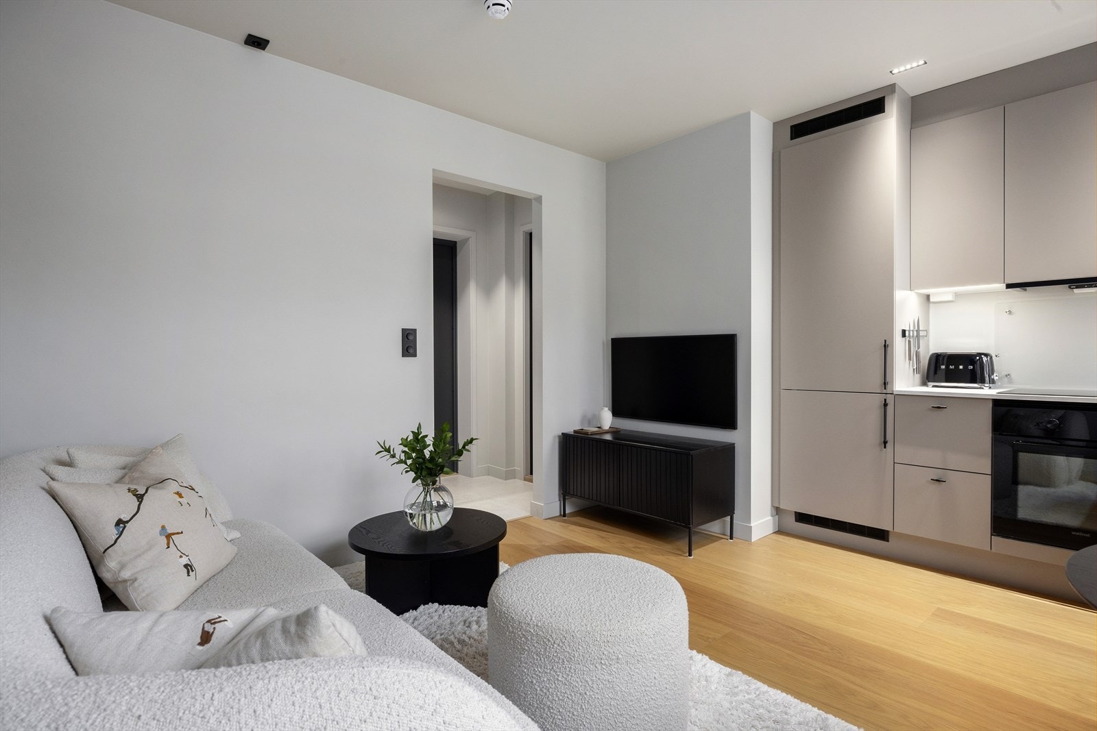 Gulv er belagt med lekker 1-stavs eikeparkett - Veggflater er malt i lyse og moderne farger Galleribilde