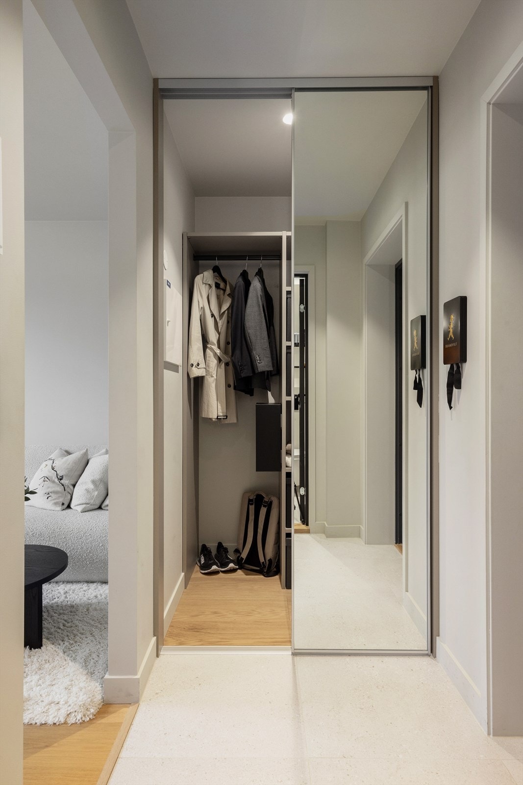 Flislagt entré med varmekabler og adkomst til praktisk bod med skyvedører i speil fra HTH Galleribilde