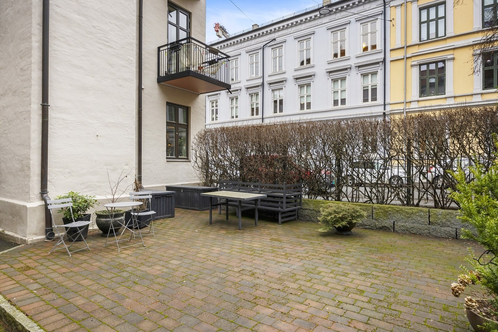 Gårdsrommet har også sittegruppe og beplantning til glede for beboerne Galleribilde