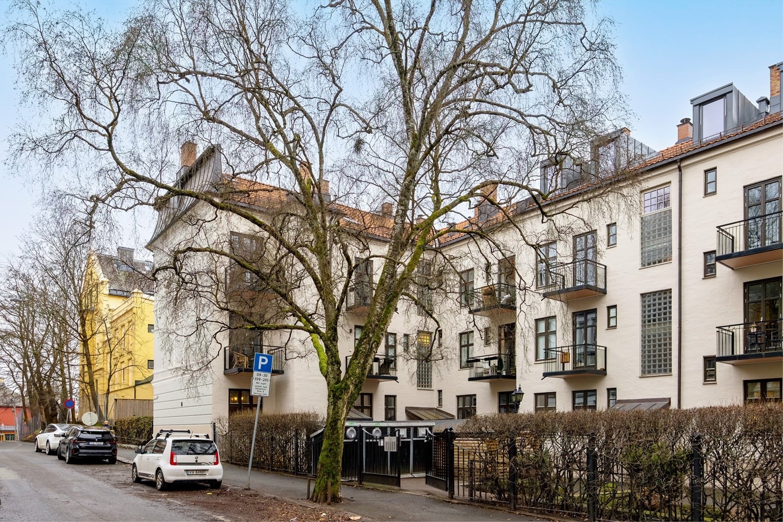 Leiligheten ligger i en flott og velholdt gård Galleribilde