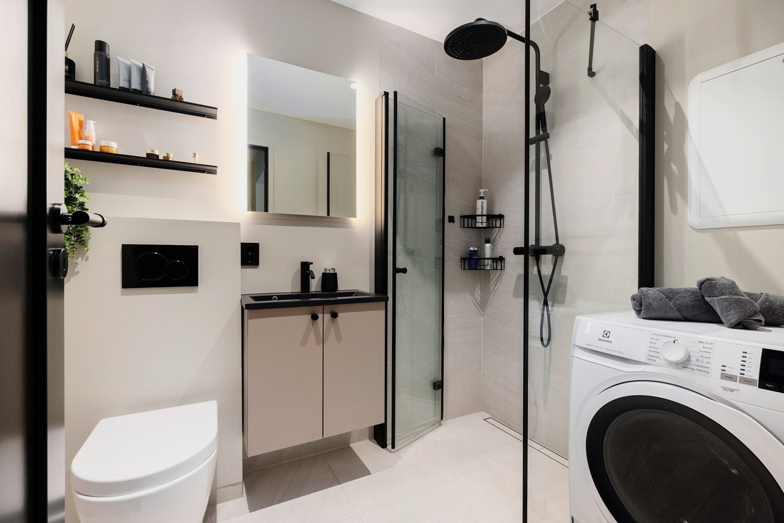 Delikat baderom, også fra 2023 - Innredning fra HTH og dusjgarnityr fra Dornbracht Galleribilde