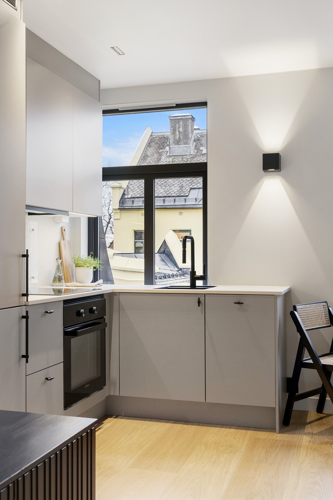 Stilren kjøkkeninnredning fra HTH med integrerte hvitevarer - Kjøl/frys, oppvaskmaskin, stekeovn og koketopp Galleribilde