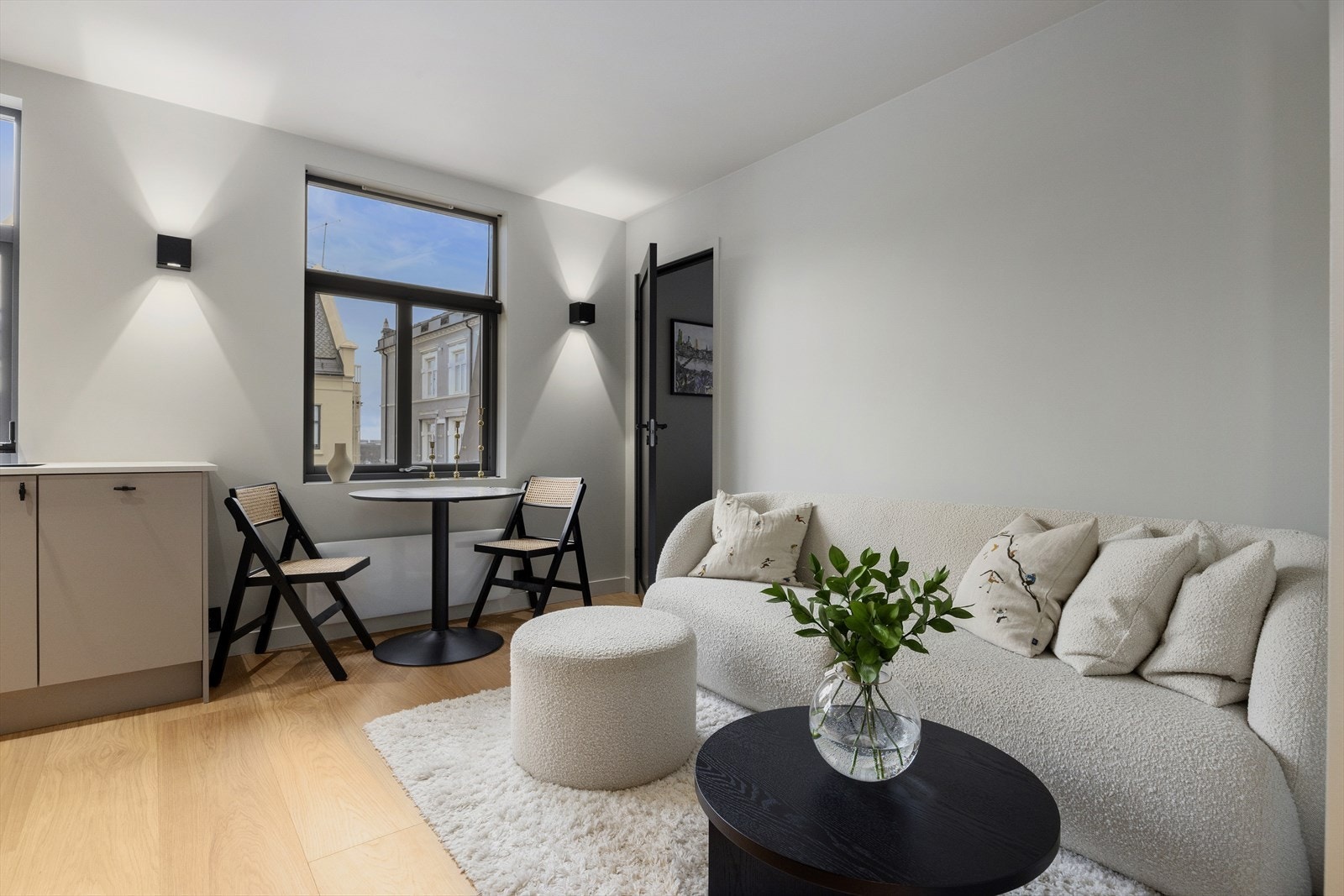 I stuen er det plass til både sofa og spisebord med tilhørende møblement Galleribilde