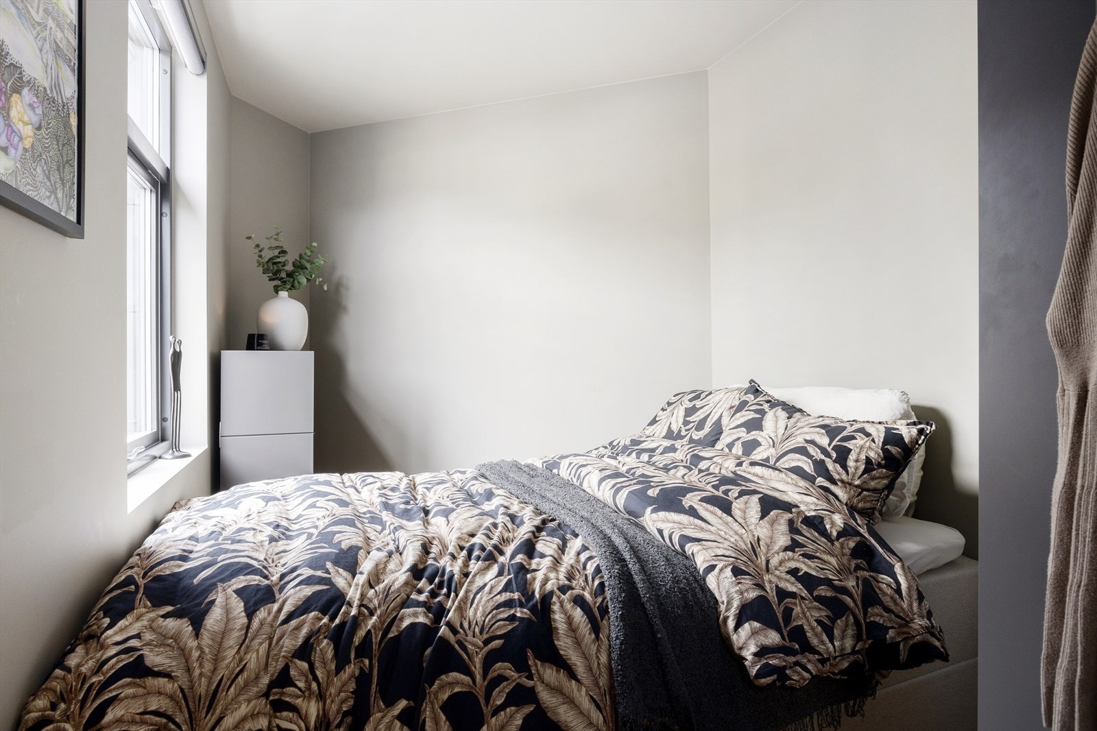 Soverom med plass til dobbeltseng og tilhørende møblement Galleribilde