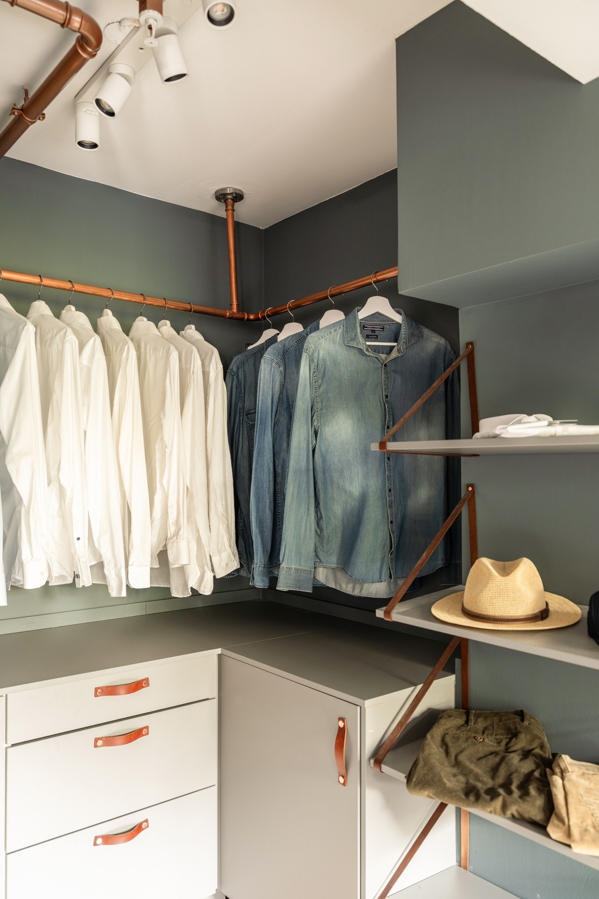 Det er godt med oppbevaringsplass i skuffer og metervis med henging. Galleribilde