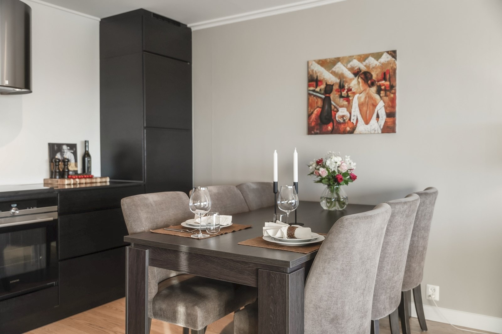 Det er god plass til spisebord med 6 stoler ved kjøkkenet. Galleribilde