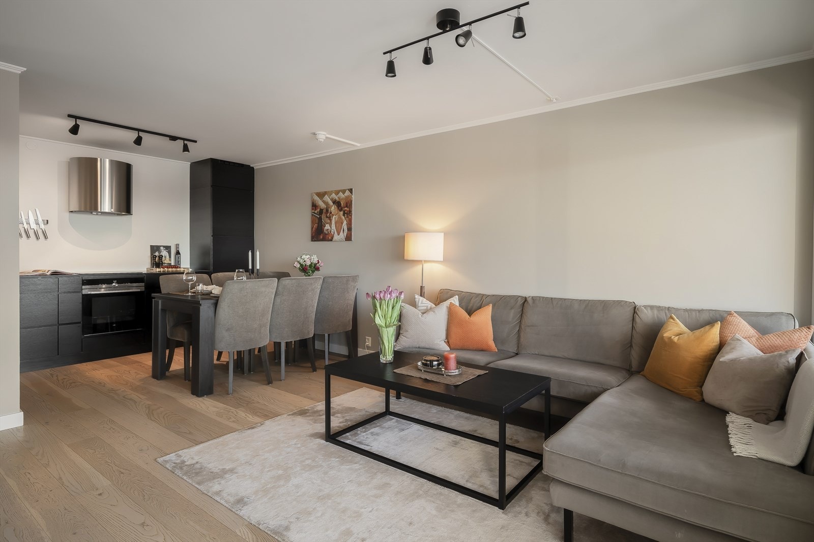 Leilighetens kjøkken er både moderne og funksjonelt, med en åpen løsning mot stuen som skaper en sosial og luftig atmosfære. Galleribilde