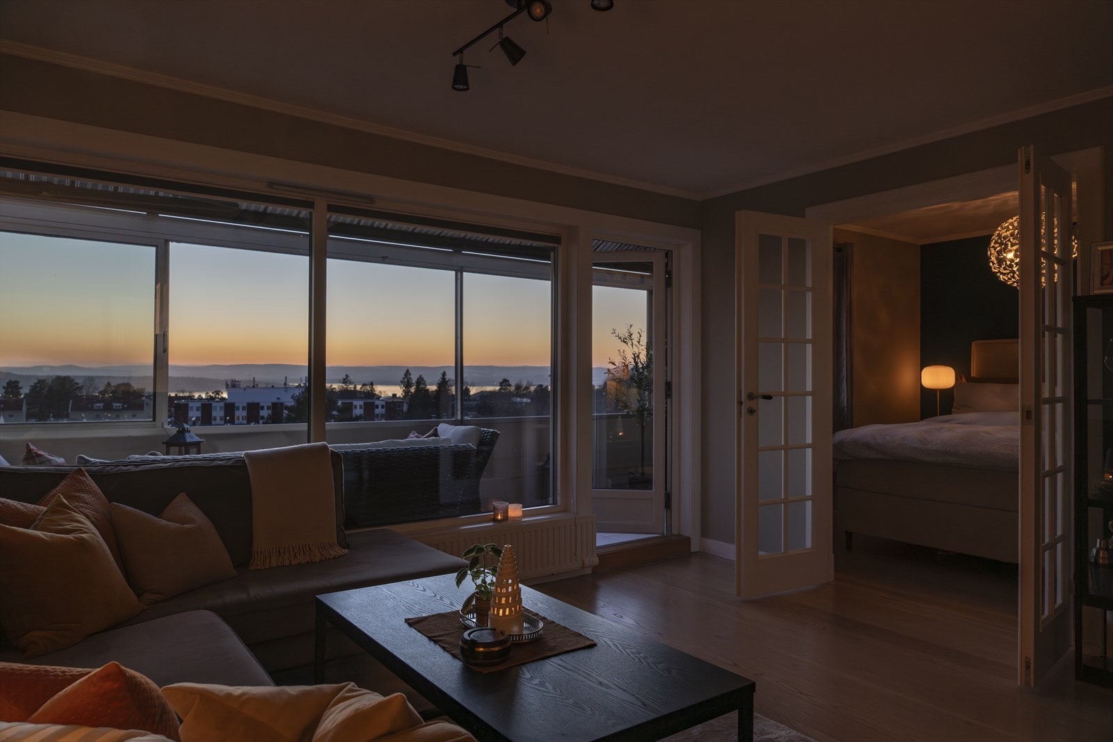 Stemning med kveldssol og fantastisk fjordutsikt. Galleribilde