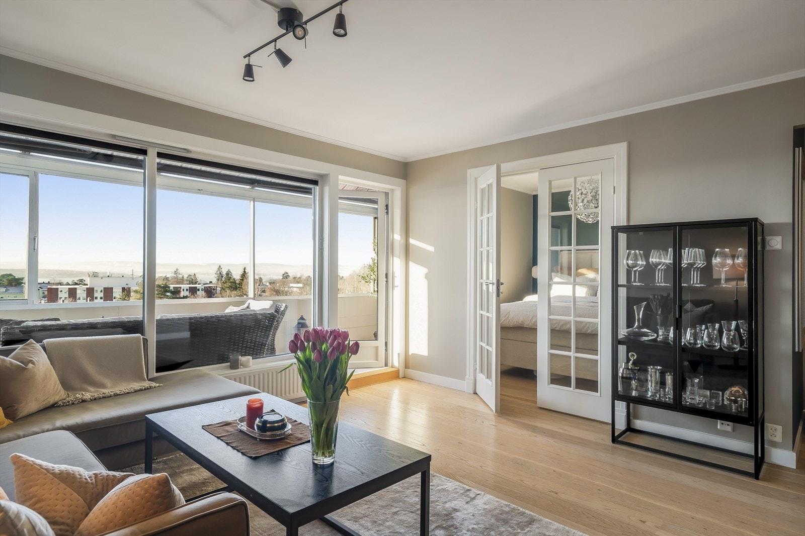 Velkommen til delikat usjenert 2-roms toppleilighet med panoramautsikt og fantastiske solforhold i Åssiden Terrasse 8! Galleribilde