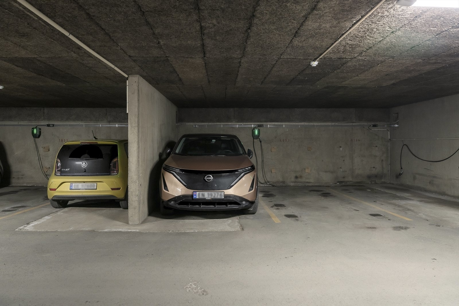 Nåværende eier leier plass i garasjeanlegget under bygget for 650,- per mnd. Leieforholdet kan i henhold til eier av plassen videreføres med kjøper av leiligheten. Galleribilde