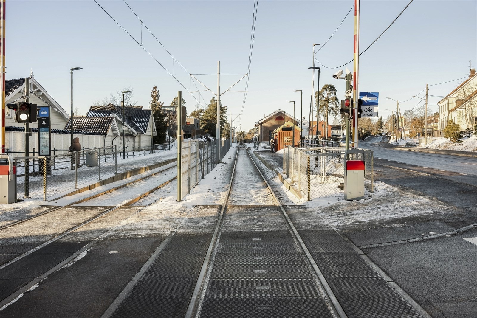 Trikkeholdeplassen på Kastellet ligger ca. 650m fra boligen og her går linje 13 og 19. Galleribilde