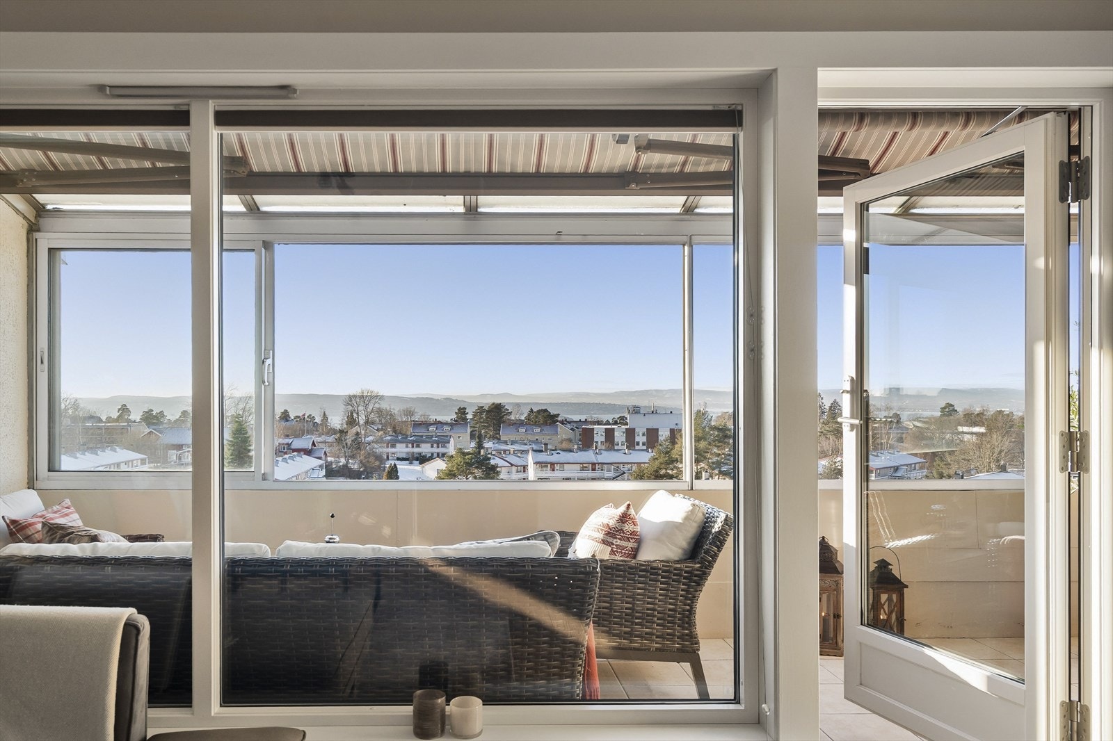 Usjenert beliggenhet og nydelig utsikt mot fjorden. Galleribilde