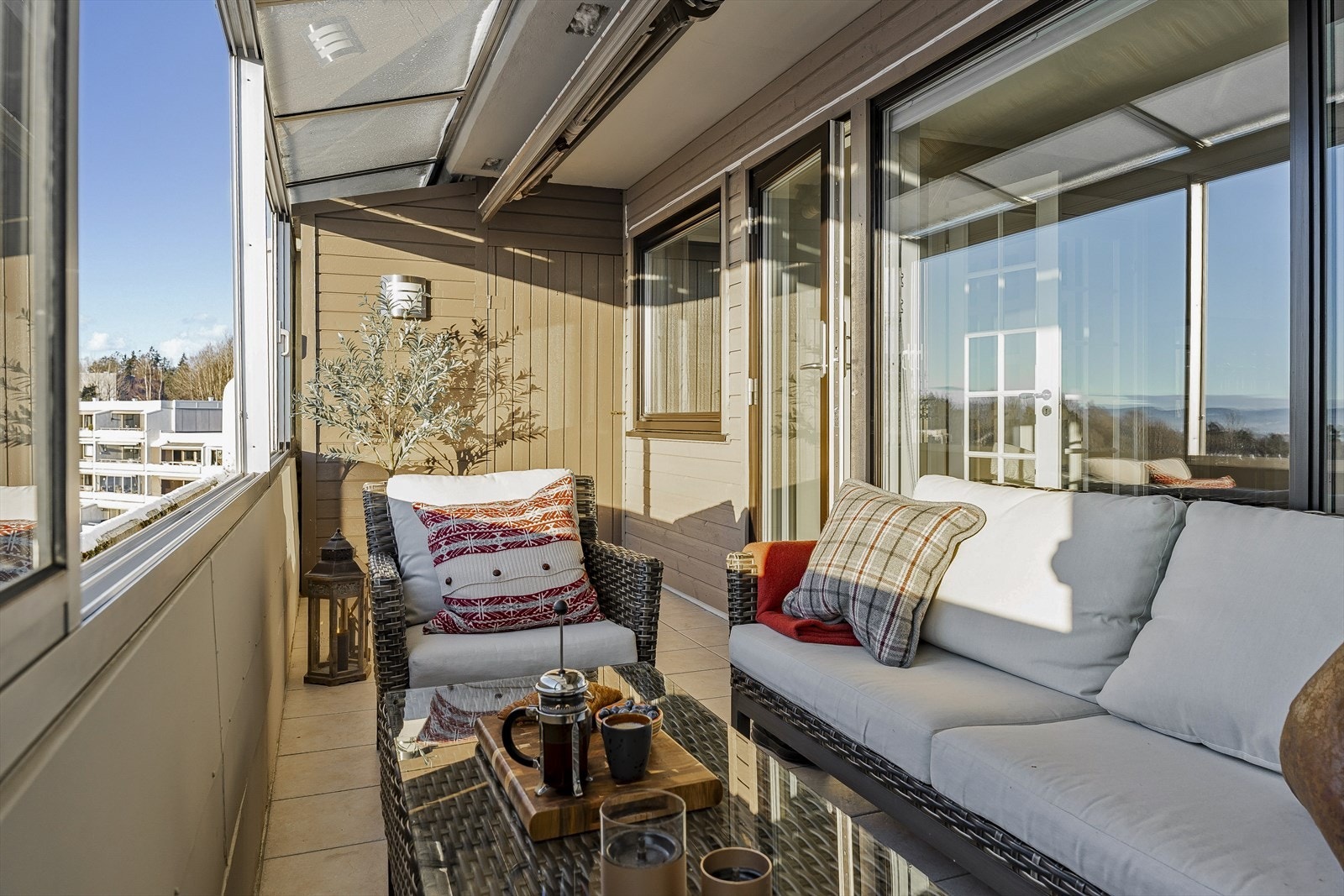 Balkongen har plass til utemøbler og grill. Adkomst til praktisk bod på ca. 2m² på balkongen. Galleribilde