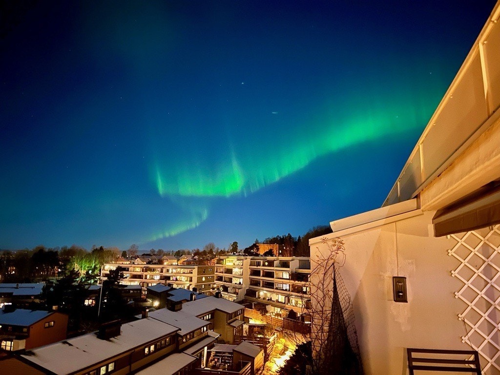 Selgers bilde av nordlys sett fra terrassen. Galleribilde