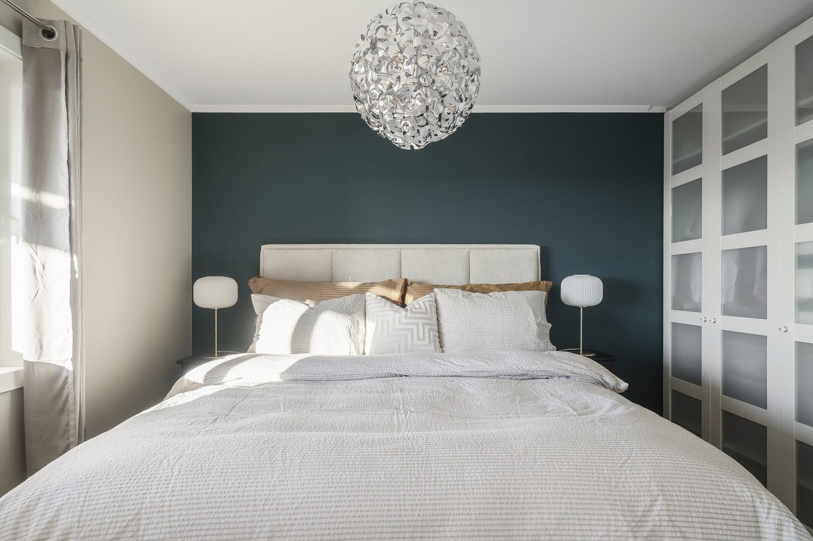 Soverommet er utstyrt med garderobeskap og har god plass til dobbeltseng og nattbord (Nåværende eier har 180cm seng). Galleribilde