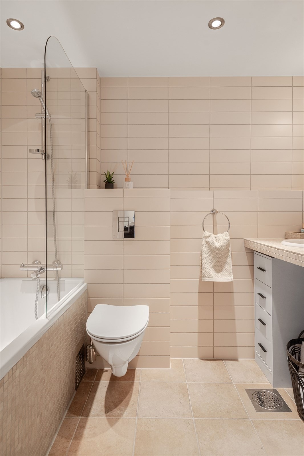 Delikat flislagt bad med gulvvarme og downlights. Badet har opplegg for vaskemaskin. Galleribilde