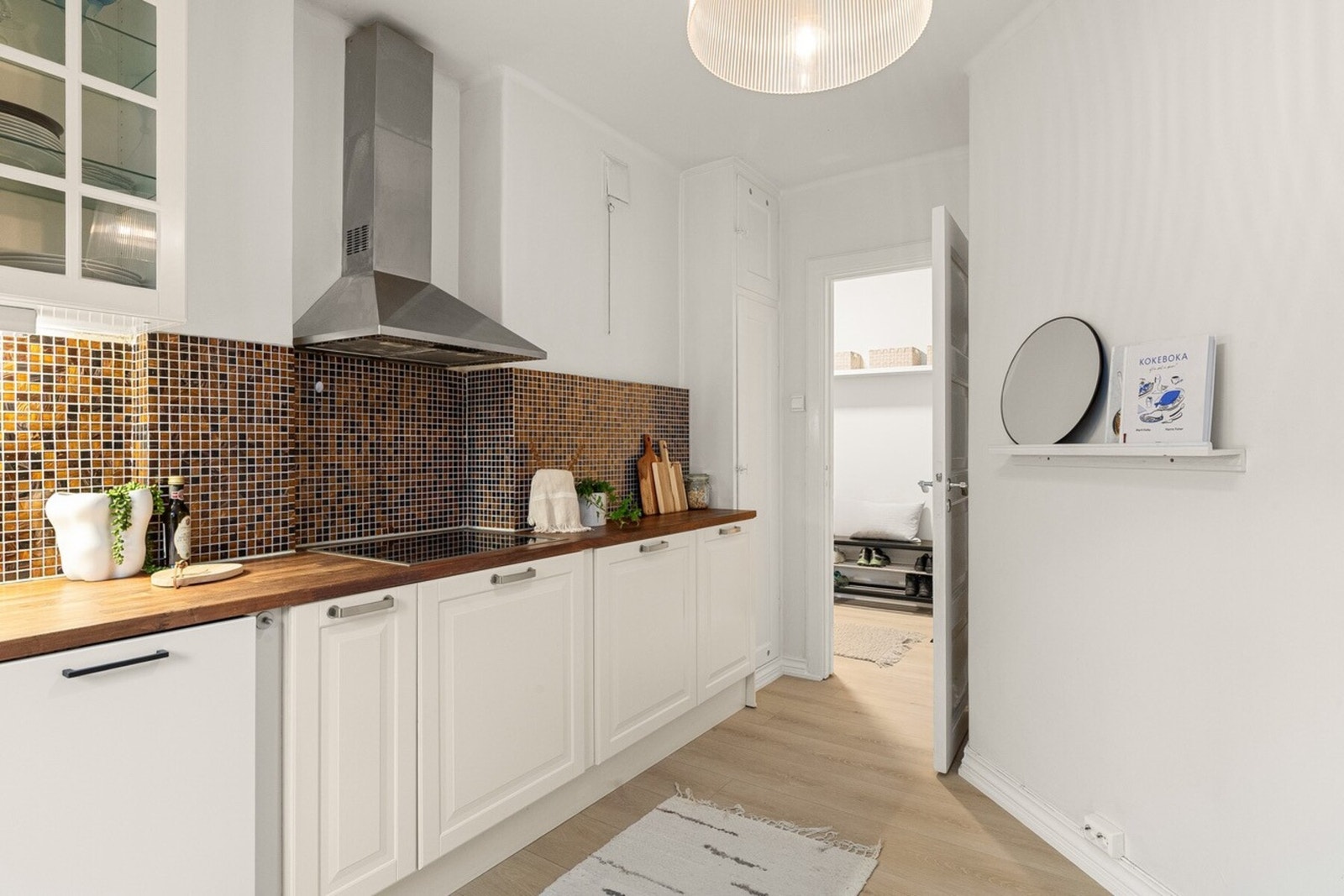 Hvitevarene som integrert stekeovn, keramisk platetopp, oppvaskmaskin (ny i 2023) og frittstående kjøleskap med fryserdel medfølger handelen. Galleribilde